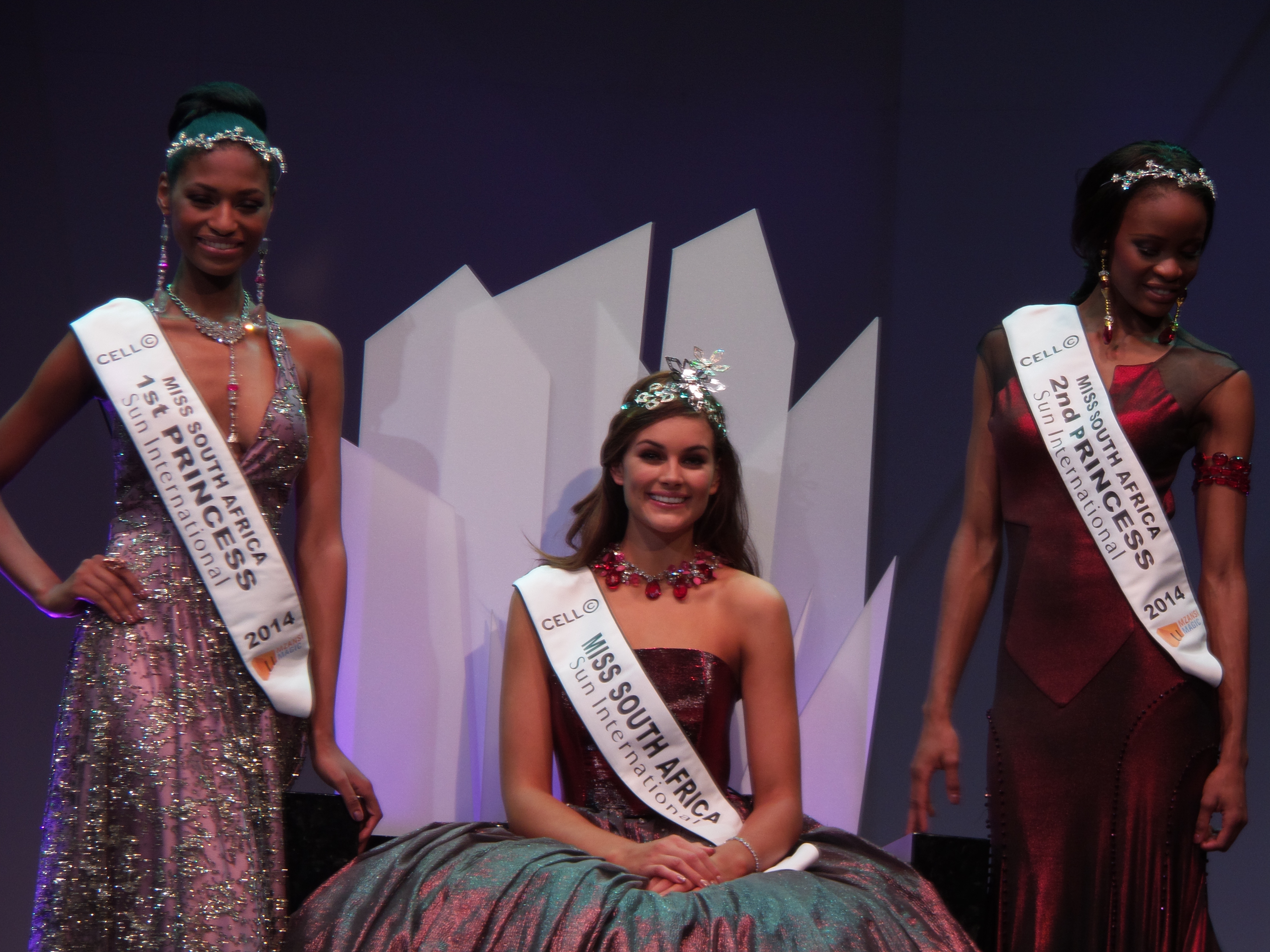 Rolene Strauss struts all the way to the Miss SA 2014 crown